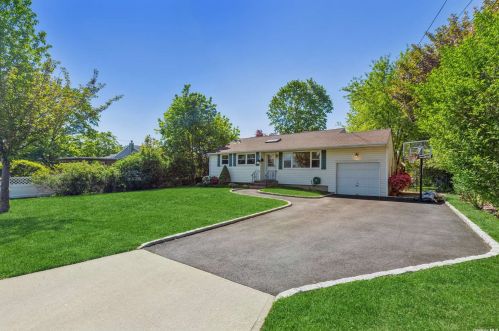 34 Eugene Dr, San Remo, NY 11754-4717