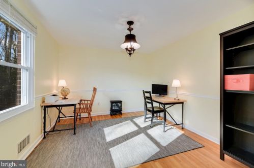 6820 Spur Rd, Springfield VA 22152-2638 exterior