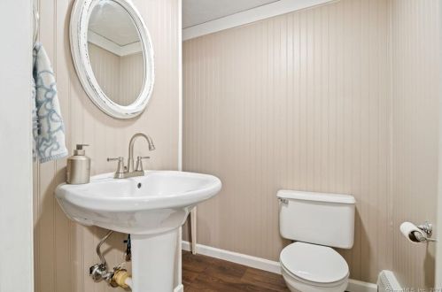 11 Palmer Dr, Gales Ferry CT  06335-1529 exterior