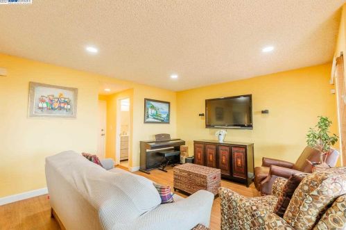 1408 Greenfield Cir, Pinole CA  94564-2136 exterior