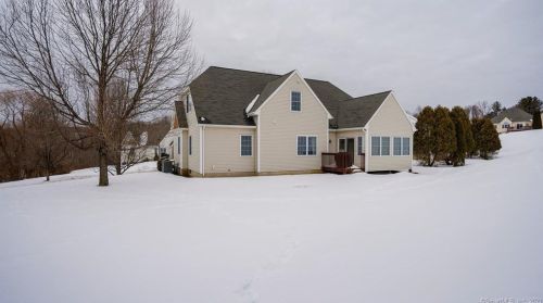 160 Thistle Pond Dr, Bloomfield CT  06002-1691 exterior