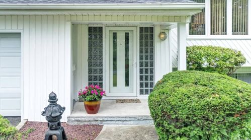 102 Lake Dr, New Hyde Park, NY 11040-1137