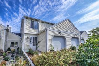 8442 Tuckaway Shores Dr, Hales Corners, WI 53132-9288
