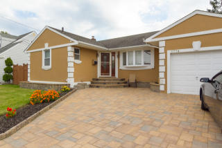 3774 Mansfield Dr, Seaford, NY 11783-2346