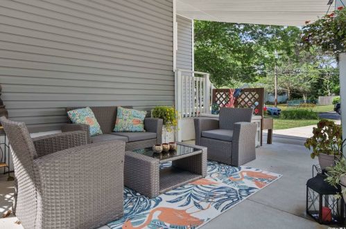 15 Chimney Ln, Bayshore, NY 11706-1922