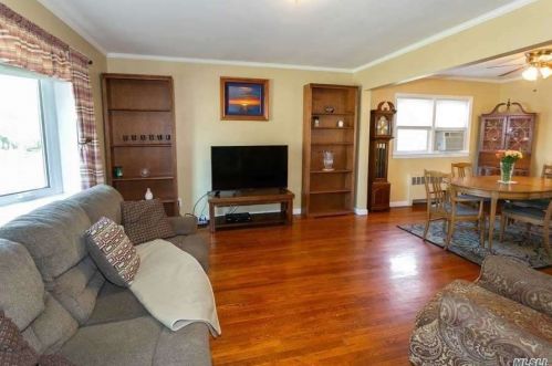 180 Floral Pkwy, Floral Park, NY 11001-3428