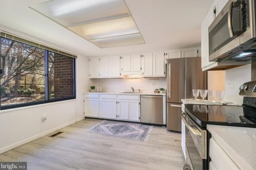 5826 Jacksons Oak Ct, Springfield, VA 22015-2303