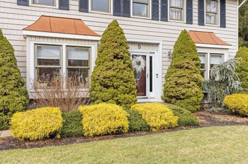5 Hyanis Ct, Mount Sinai, NY 11766-1809