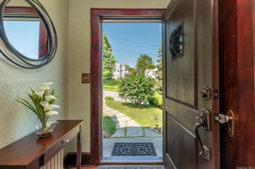 11 Sutton Pl, Crotonville NY  10562-4419 exterior