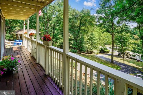 2402 Youngs Dr, Haymarket VA  20169-1532 exterior