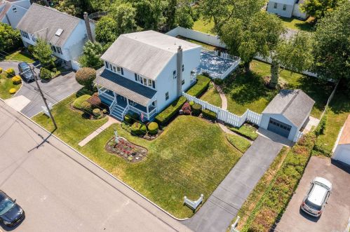 165 Clinton Ave, North Lindenhurst NY  11757-4127 exterior