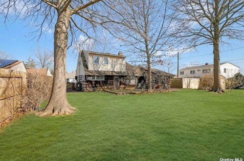 34 Flagstone Ln, Westbury NY  11590-6531 exterior