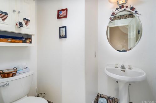 27543 Courtview Dr, Santa Clarita CA  91354-1601 exterior