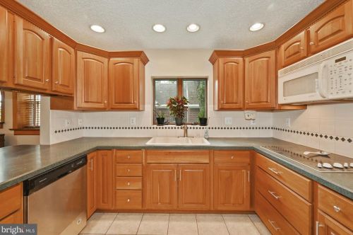 12 Cedar Ave, Berlin Boro NJ  08009-1302 exterior