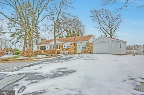 1801 Suncrest Dr, Carlisle, PA 17013-1162