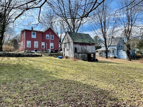 71 Newton St, Norwich, CT 06360-4903