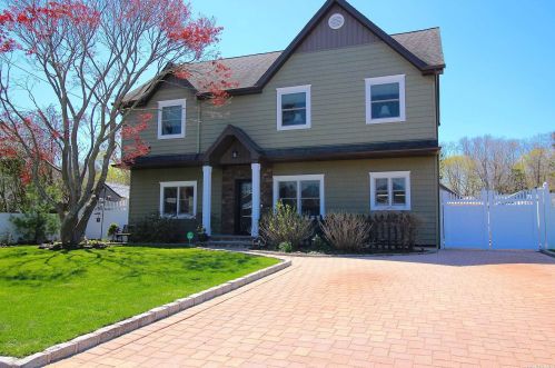 16 Academy Ln, Oakdale, NY 11769-1828
