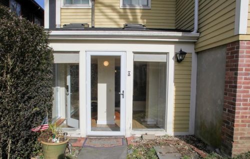 75 Pelham St, Middletown RI  02840-3996 exterior