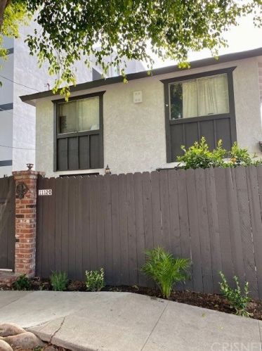 11120 Hartsook St, North Hollywood, CA 91601-3805