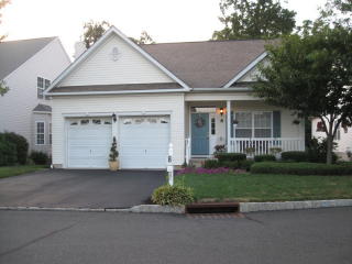 8 Appleby Dr, Helmetta, NJ 08828-1169
