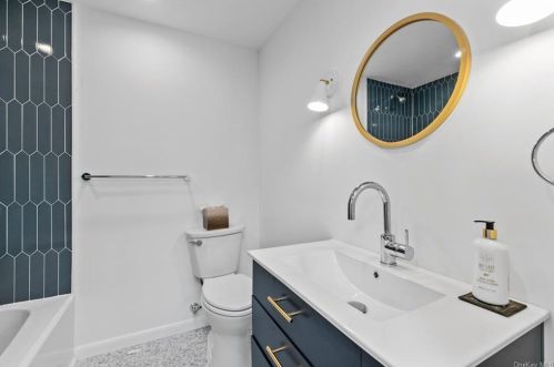 74 Greenwood Ln, White Plains NY  10607-1020 exterior