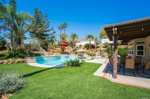 732 Buckingham Dr, Redlands CA  92374-6421 exterior