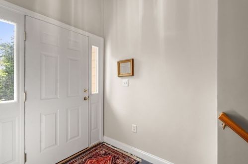 17 Stagecoach Rd, Medfield, MA 02052-3208