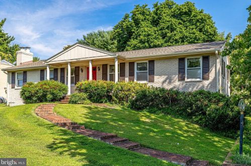 10004 Columbine St, Great Falls, VA 22066-2818