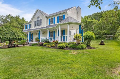 5 Daisy Ct, Northport NY  11768-2267 exterior