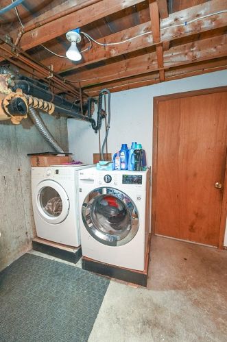 17 English Range Rd, Derry NH 03038-5323 exterior