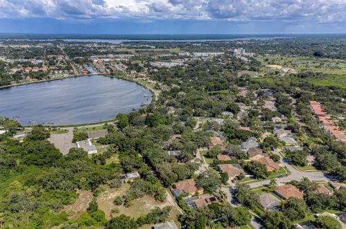 963 Ridgewood Ter, Tarpon Springs FL  34689-2622 exterior