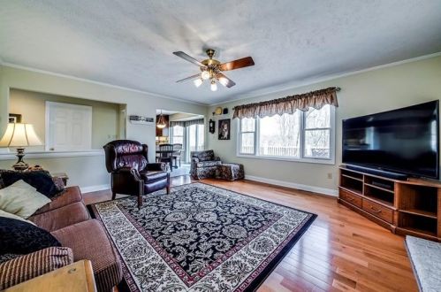 363 Birch St, Imperial PA  15126-1151 exterior