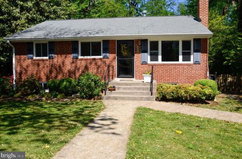 3902 Whispering Ln, Falls Church, VA 22041-1114