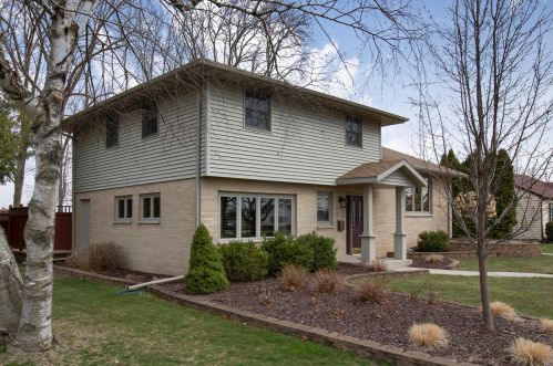 3110 Lindbergh Dr, Manitowoc, WI 54220-3630