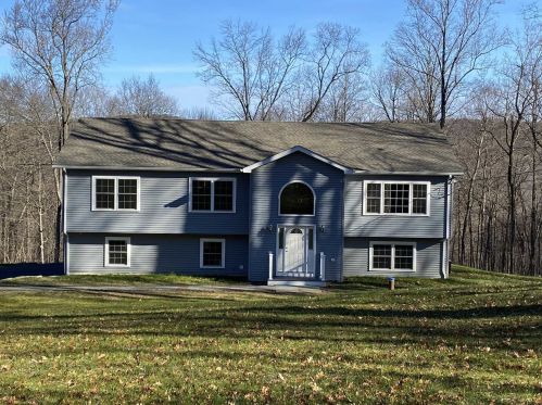 44 Circle Hill Rd, Poughquag, NY 12570-5442