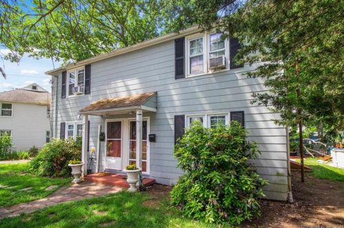 77 Pearl Harbor Cir, Bridgeport, CT 06610-2330