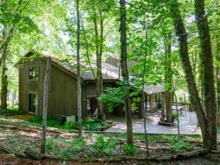 722 Stonecliff Dr, Akron, OH 44313-5903