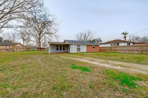 227 Austin Dr, Angleton TX  77515-8308 exterior