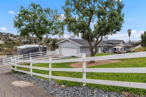129 Avalon Dr, Vista, CA 92084-5531