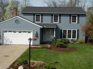10156 Huntington Park Dr, Cleveland, OH 44136-2571
