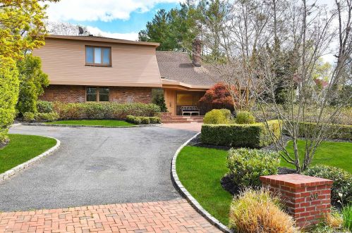 30 Hickory Dr, Great Neck, NY 11021-1707