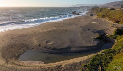 444 Los Santos Dr, Bodega Bay, CA 94923-9739