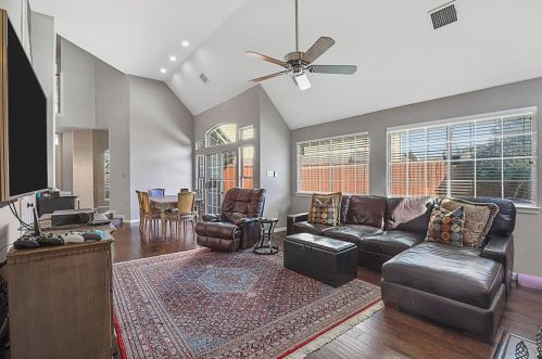 302 Pecos Trl, Irving TX 75063-4543 exterior