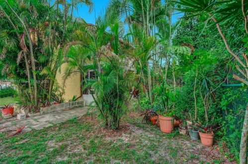 7692 Oakmont Cir, Hialeah FL  33015-2046 exterior