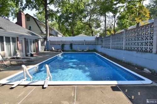 26 Elmwood Ter, Elmwood Park NJ  07407-1729 exterior