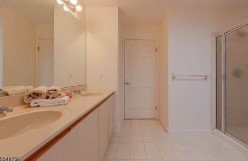 18 Springholm Dr, Berkeley Heights NJ  07922-2721 exterior