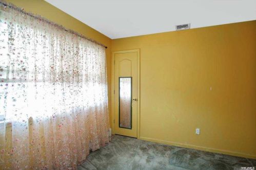 2 Laura Ct, Mount Sinai NY  11766-2360 exterior