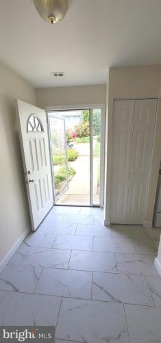 425 Reneau Way, Herndon VA  20170-4521 exterior