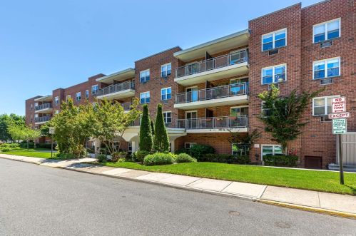 10 Ipswich Ave, Great Neck NY  11021-3207 exterior