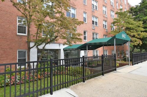 642 Locust St, Mount Vernon NY  10552-2644 exterior